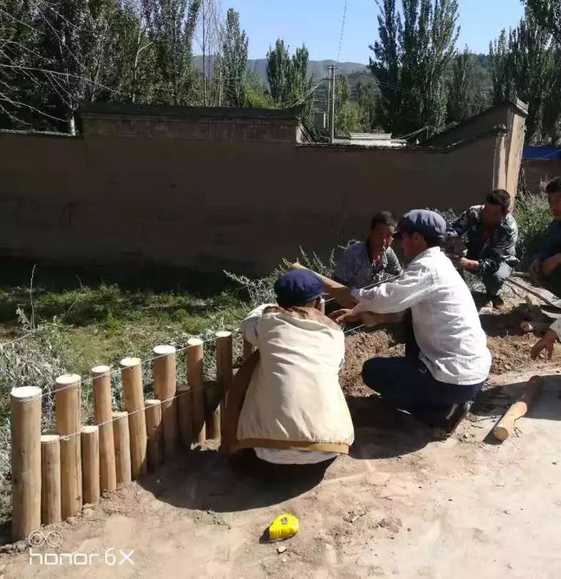 用废弃木头搭建围栏