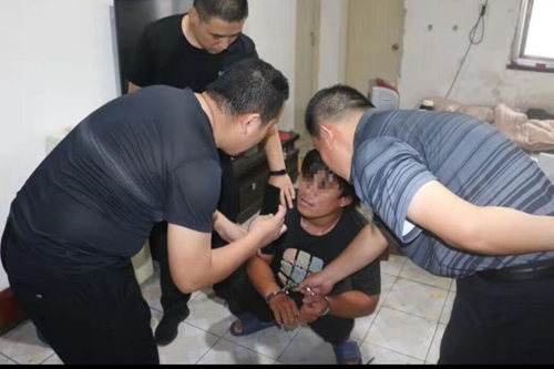 车主忘记锁车物品被盗 淄川公安视频追踪勇抓窃贼 通博新娱乐官网