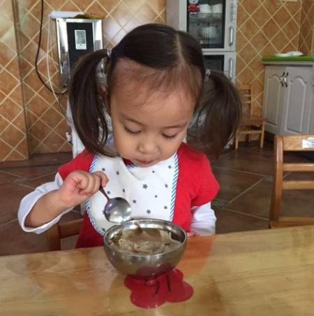                     6岁女娃2年不长个，只因妈妈经常给孩子吃3种饭，家长要注意了