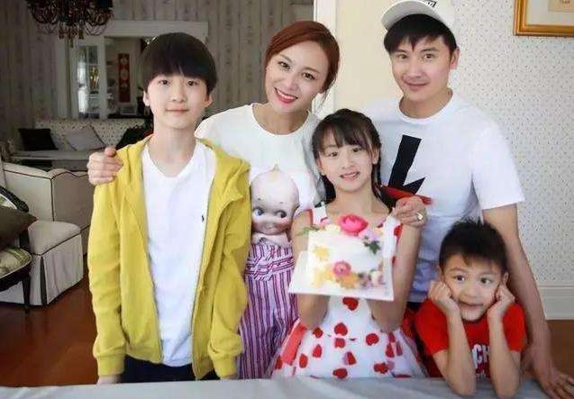 王诗龄李嫣虽不是天生丽质但画技了得,小小年龄画作却能卖几十万 188BET金宝搏