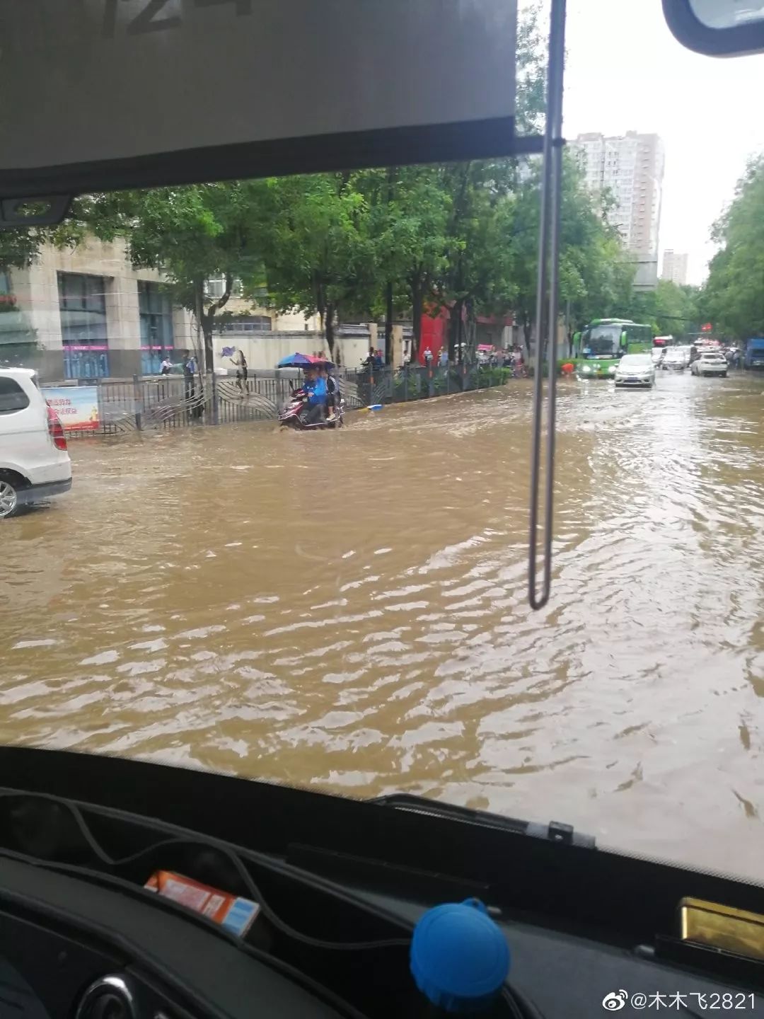 陕西暴雨突袭!马路变河道,山洪爆发,部分地区交通中断