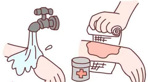                     当开水烫伤孩子后，要先冲水还是先脱衣服？若做错了，后果更严重