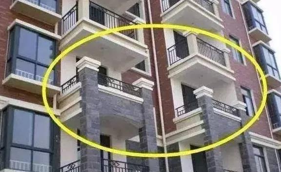 1,凹阳台的承重性强,跟楼房的室内一样的承重性,而凸阳台是房子外的
