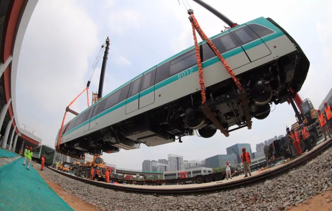 newmetrotrainarrivesforline6深圳地铁6号线首列车顺利运抵深圳明年