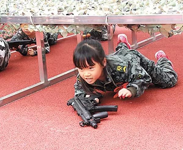 幼儿军人口号_军人动漫图片(3)