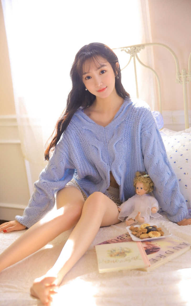 性感美女时尚写真,大波浪卷发温柔气质白嫩香肩修长美腿,完美!