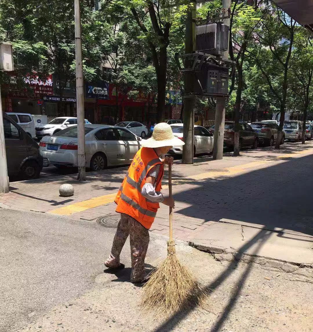 关注| 环卫工人的夏天60度