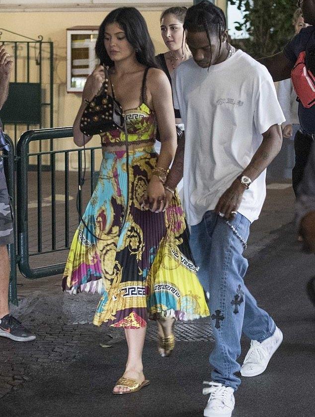 10亿富婆金小妹和黑人男友好甜啊!露腰装大秀事业线,男友像保镖 凯发k娱乐
