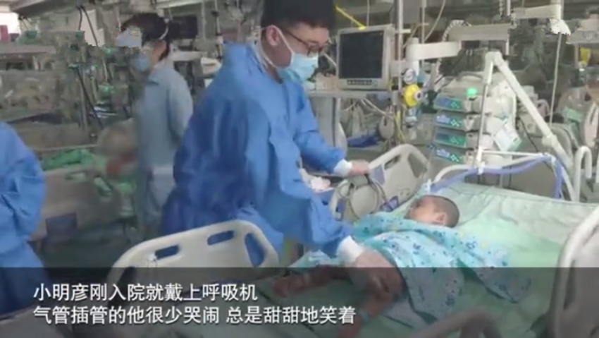                     PICU插管男婴的笑容感动了医生：那样的生命力，真的太有感染力了