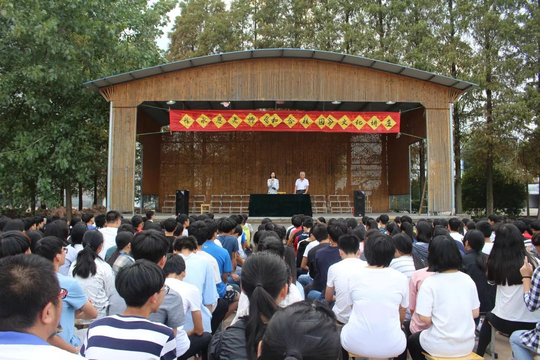 在天台培新中学为师生讲和合文化近几年来,徐永恩更是深入乡村,学校