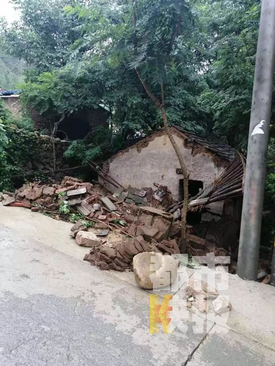 突发西安暴雨致蓝田县发生山洪多村受灾有房屋被冲毁