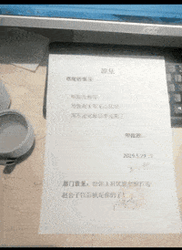搞笑GIF:妹子,你这造型,是下班后准备打劫我们?