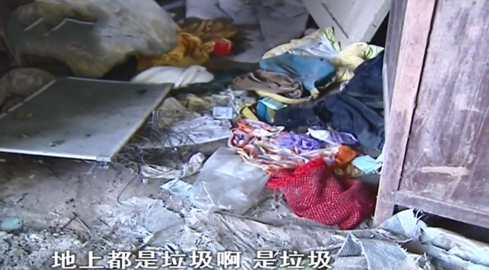 妻子与相好同居13年,还霸占家中2套新房,丈夫却一人住在垃圾场