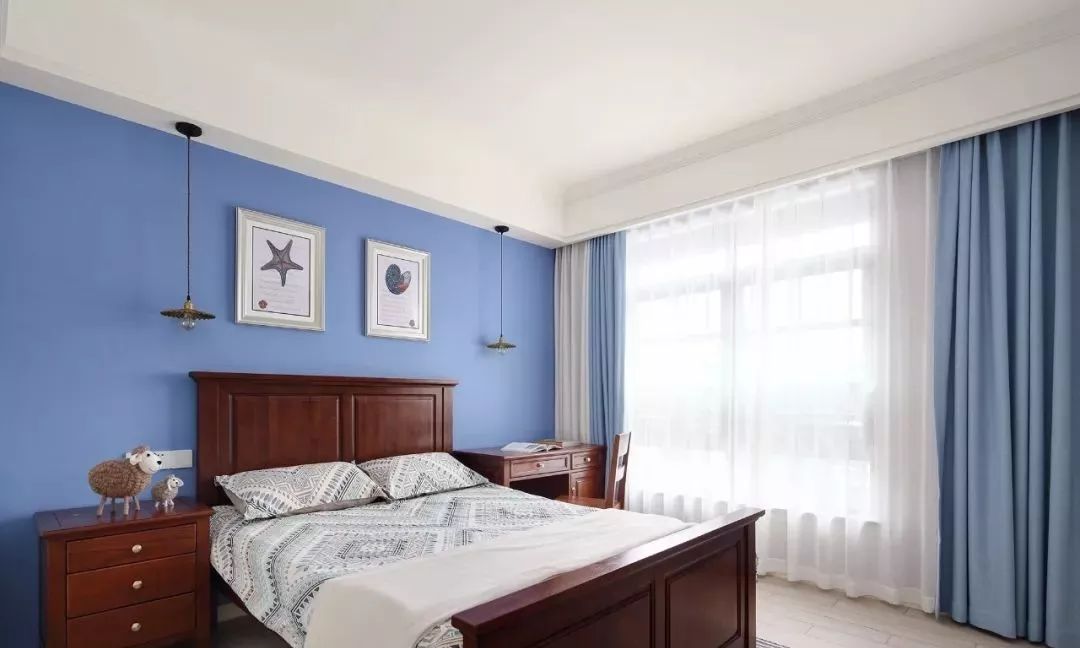 客卧,深色家具搭配蓝色背景墙,清新中带着稳重,拼色窗帘与背景墙