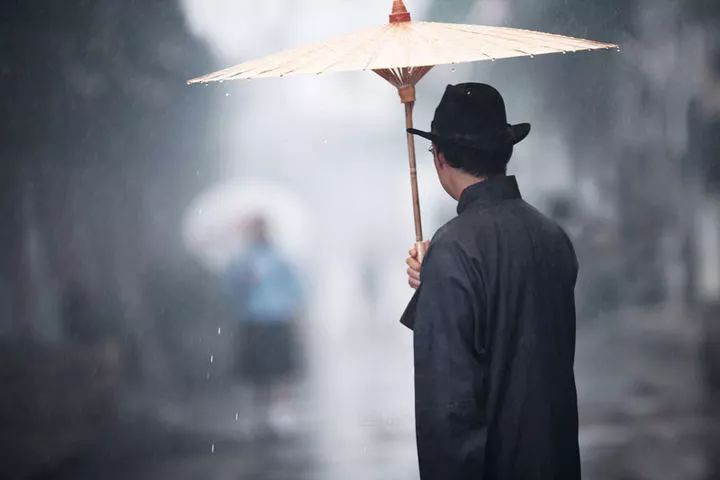 雨巷  世界 小得像一条雨巷 我们 相遇了 你撑着油纸伞 缓缓地走过