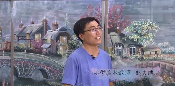 抖音获赞1000万的美术老师用粉笔将黑板报画出油画