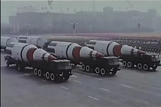 1986年7月和12月,配备的核弹头和东风-5相继定型.