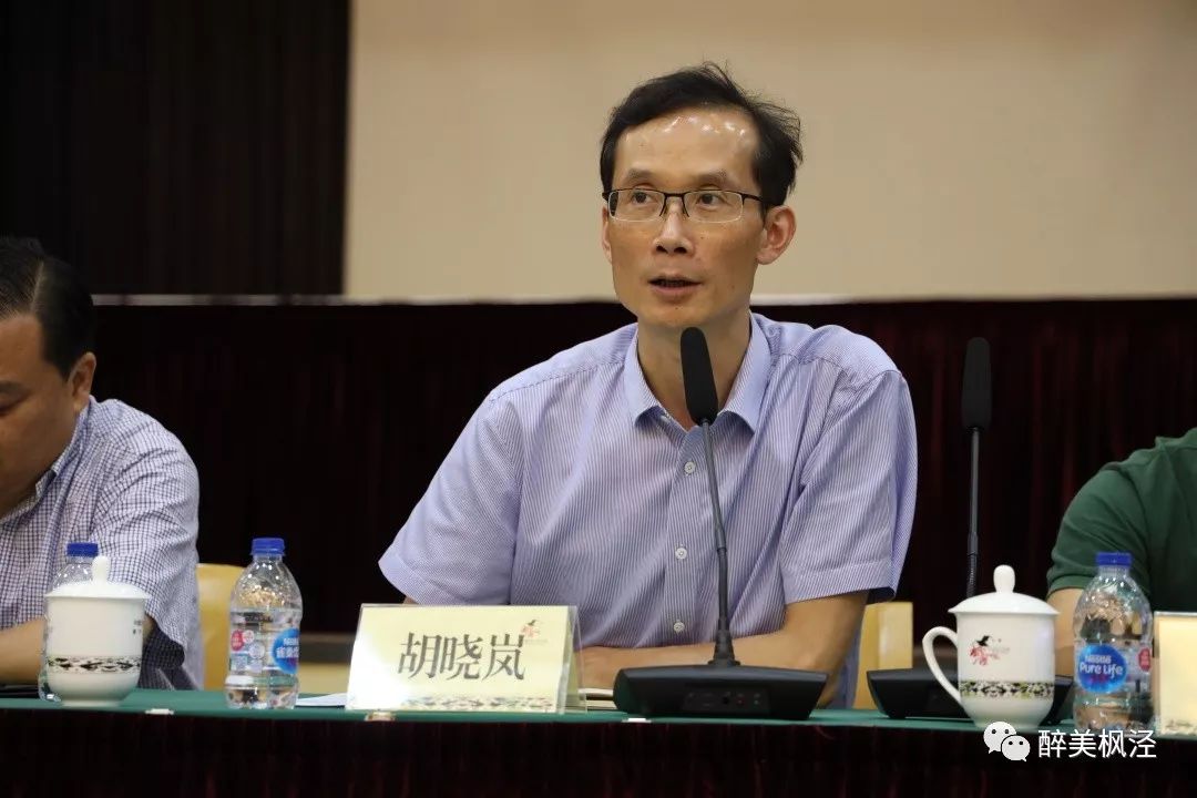 会后,胡晓岚率领相关职能部门前往兴塔中学,枫泾小学,在建工地,枫香