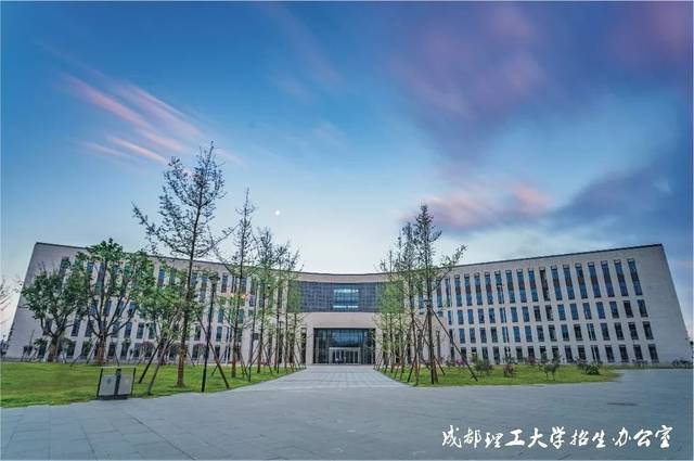 6  高中毕业考到了成都理工大学 通过了解 我的高校超级棒 水上图书馆