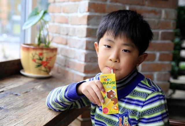                     天天喝牛奶，5岁男宝喂出“老胃病”，有些东西并不适合娃