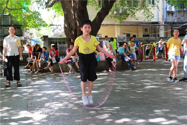 此次跳绳比赛丰富了辖区青少年儿童的课余文化生活,增进了青少年之间