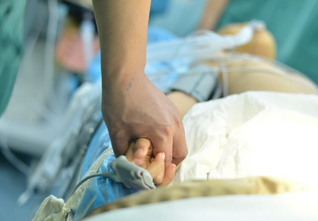                     原创            22岁女孩突然倒地，检查结果常人无法接受！后来她很幸运