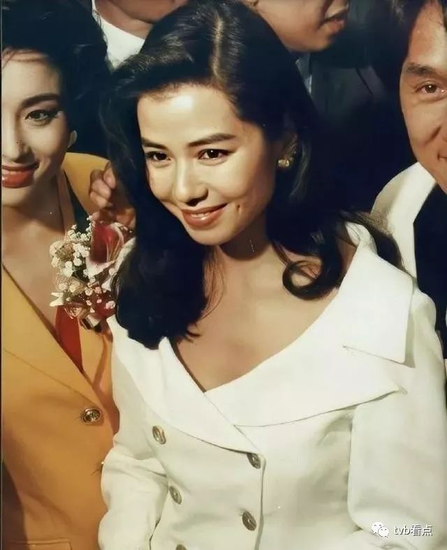 守寡12年不忘亡夫,59岁香港最美女神低调现身打扮似少女,其性感美艳至今无人能超越