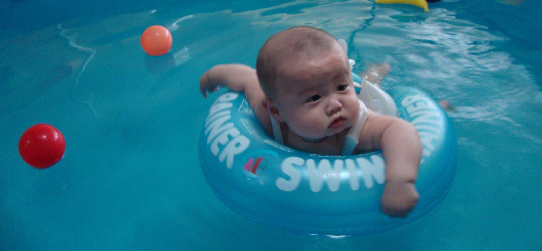 在这个时间段进行婴儿游泳锻炼效果更好！
