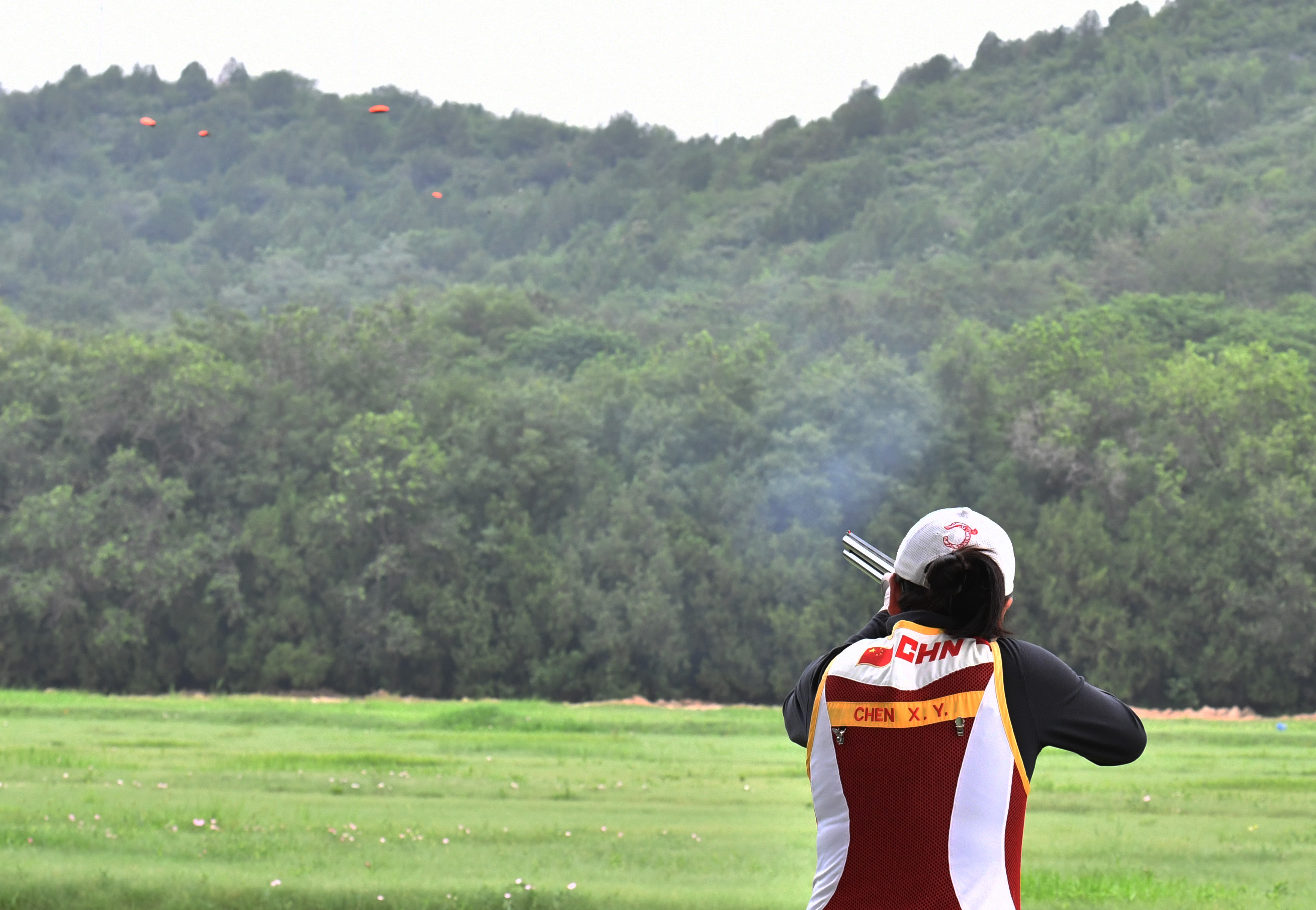 8月9日,八一射击队飞碟项目选手陈晓瑶在训练中.