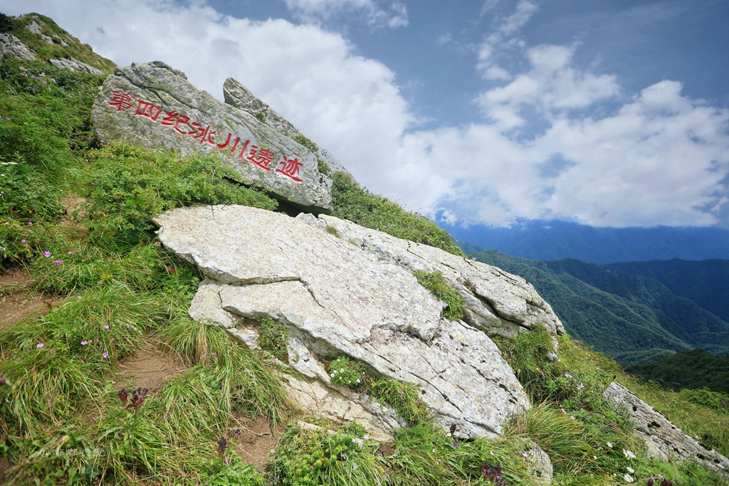 经过3小时的徒步,成功穿越了秦楚古道,到达景区最高点—高山草甸和