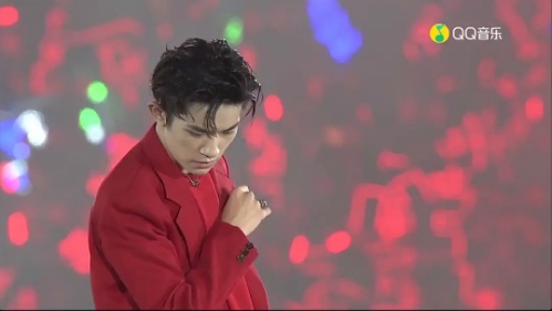 易烊千玺演唱会造型 1cce651b202c4923a59359e82e8a6629.jpeg