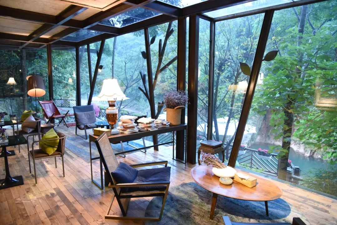 碧屋慢生活 | 睡进青城山邻水民宿，180°玻璃园景，享受山间慢时光!