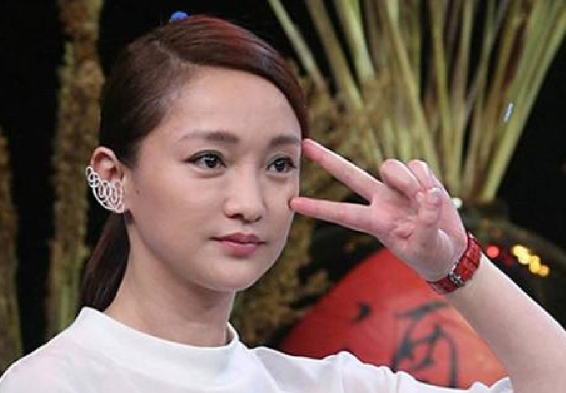 45岁周迅返老还童重回20岁少女灵动少女装扮活力四射