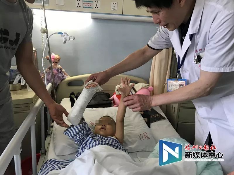                     奇迹！4岁女童13楼坠下生还！家长们千万警惕家里这个地方……