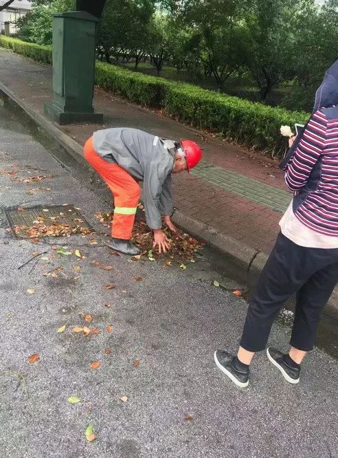 环卫工人口_环卫工人图片(2)