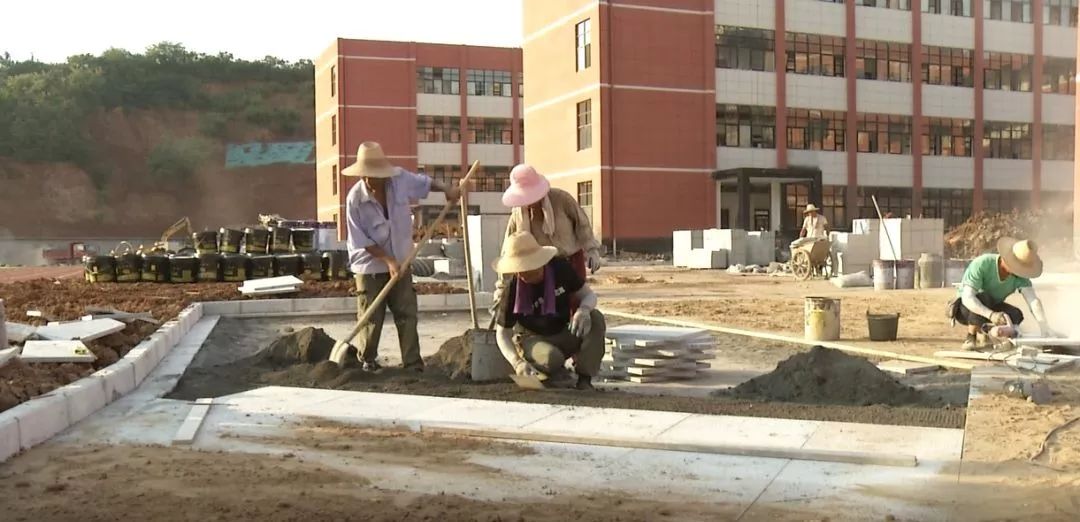 彭泽珍珠湖小学:工人们挥汗如雨 建设美丽新校园