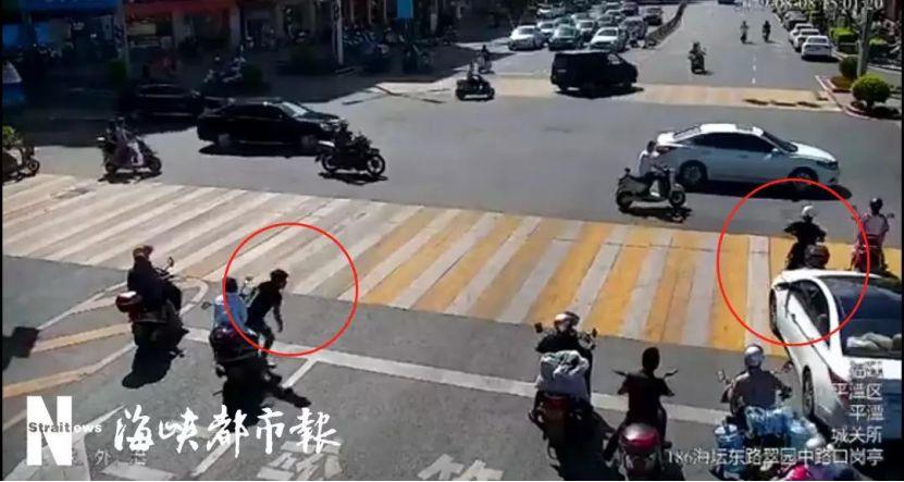 昨天,平潭街头发生惊险一幕!这些后生仔的举动令人感动!