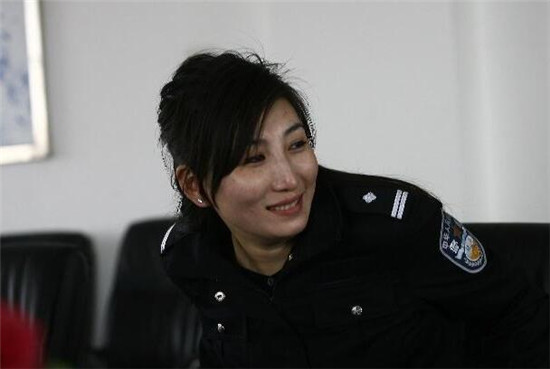 原创她是中国最美女狱警被誉警察版温碧霞曾徒手救下跳楼女孩
