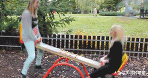 gif搞笑趣图:幸运的是你的裤子真的质量不错,要不然就惨!