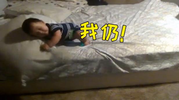                     原创            1岁孩子睡醒后发现家长不在，监控拍下这一幕，网友：人精