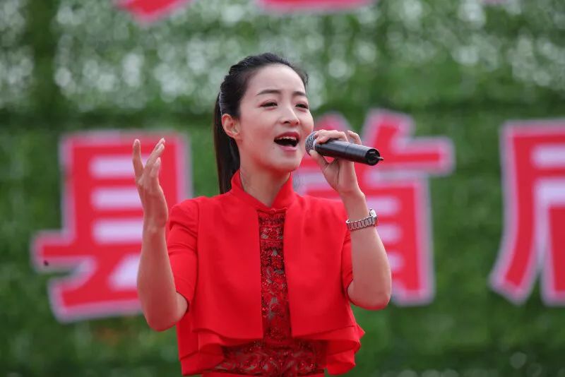 王小妮,出生于陕西省榆林市榆阳区,毕业于中央民族大学,中国内地青年