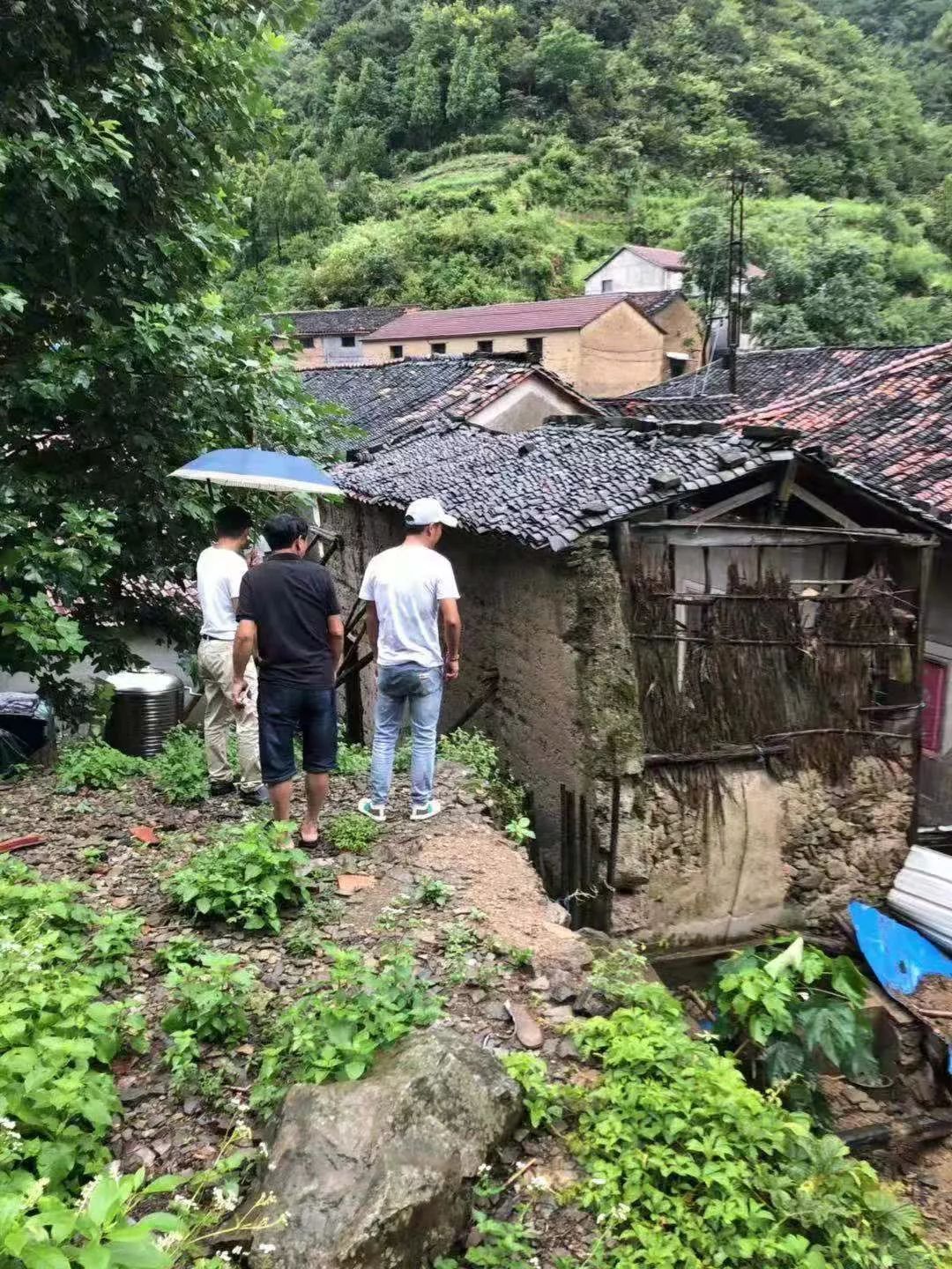 岸城村人口_东汇城超市人口图片