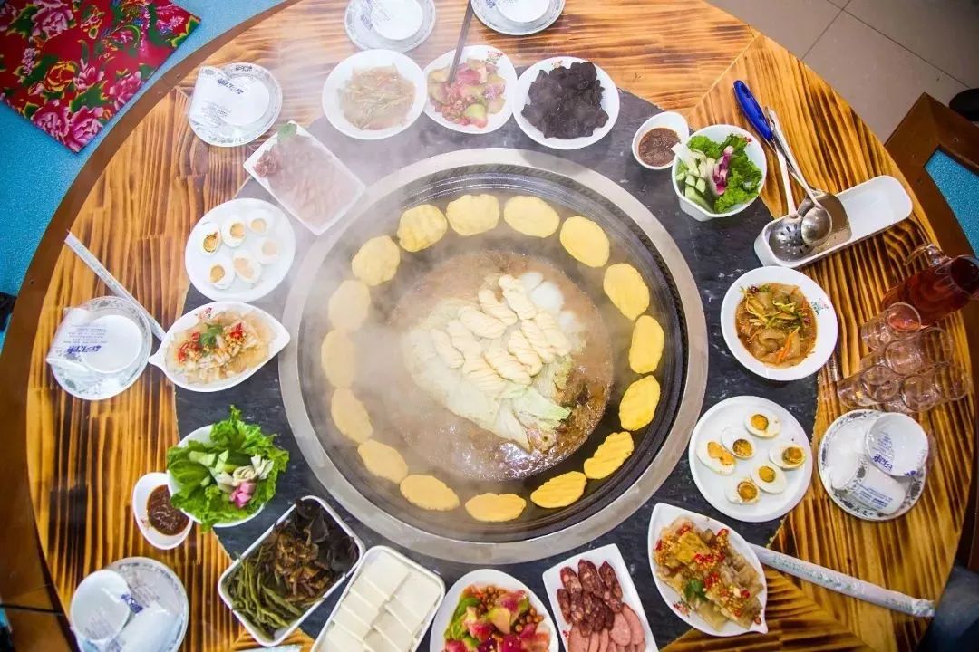 王家大院铁锅炖，带你领略传统美食的魅力