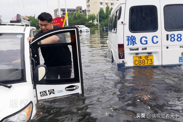 暴雨无情人间有爱民间应急救援队暴雨后救助15辆水中抛锚汽车