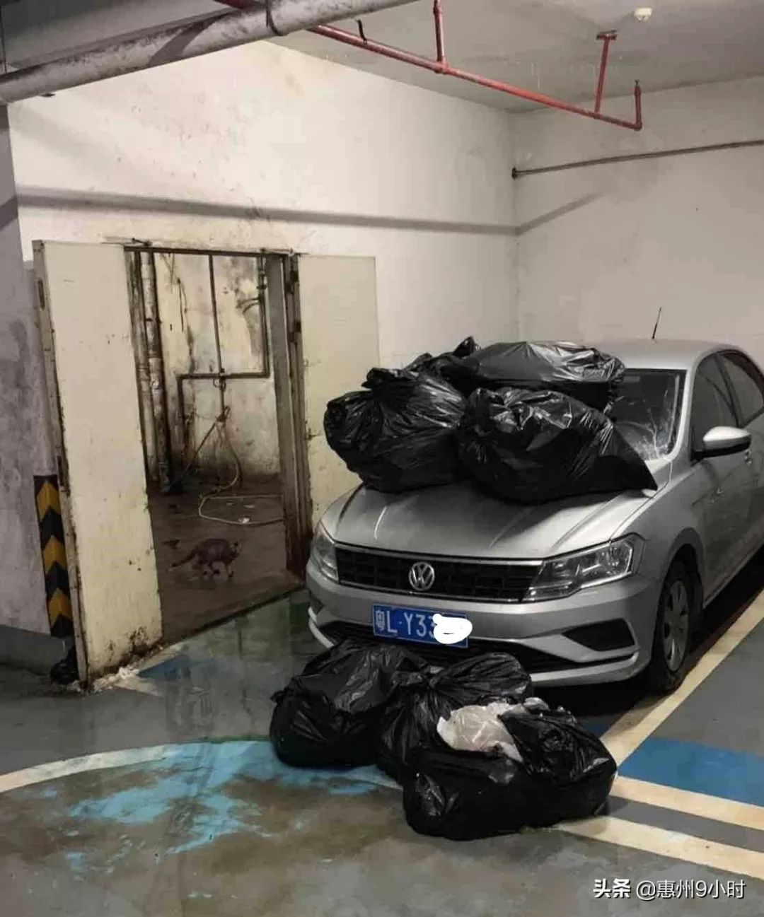惠州一轿车被垃圾桶围堵,原来是随意停车惹怒了别人 太阳城网址