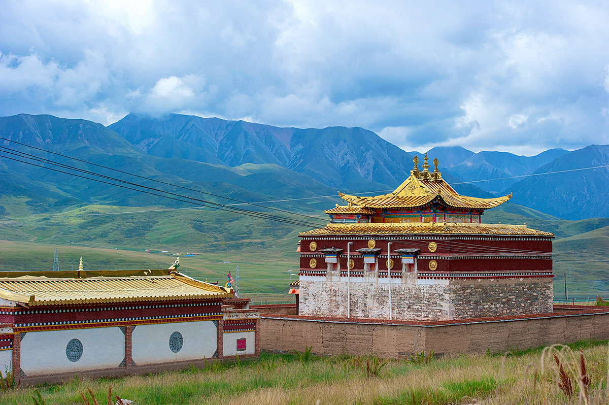 青海著名的藏族寺庙,却处处采用汉式建筑风格