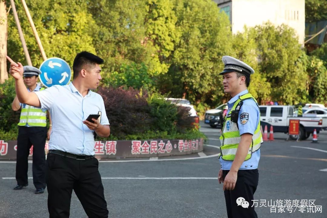 活动期间,交巡警指挥交通秩序