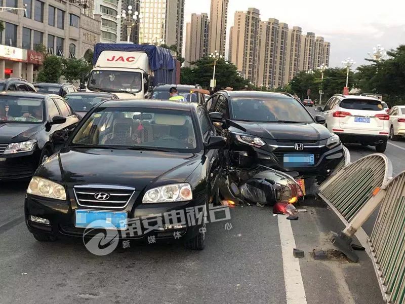 柳城大桥滨江1号路口发生4车相撞交通事故.