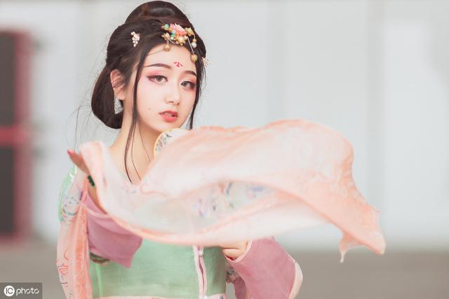 温柔又霸道的4个星座男,很宠爱人,终将与爱人