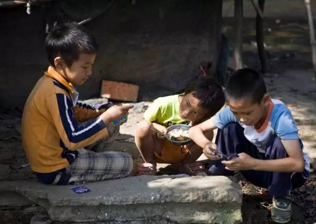 图集｜一组夏天吃饭的老照片，能勾起多少人感慨？